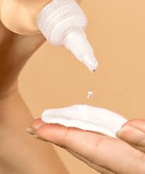 The Ordinary Glycolic Acid 7% Exfoliating Toner, Brightening and Smoothing Daily Toner for More Even-Looking Skin Tone, 8.1 Fl Oz